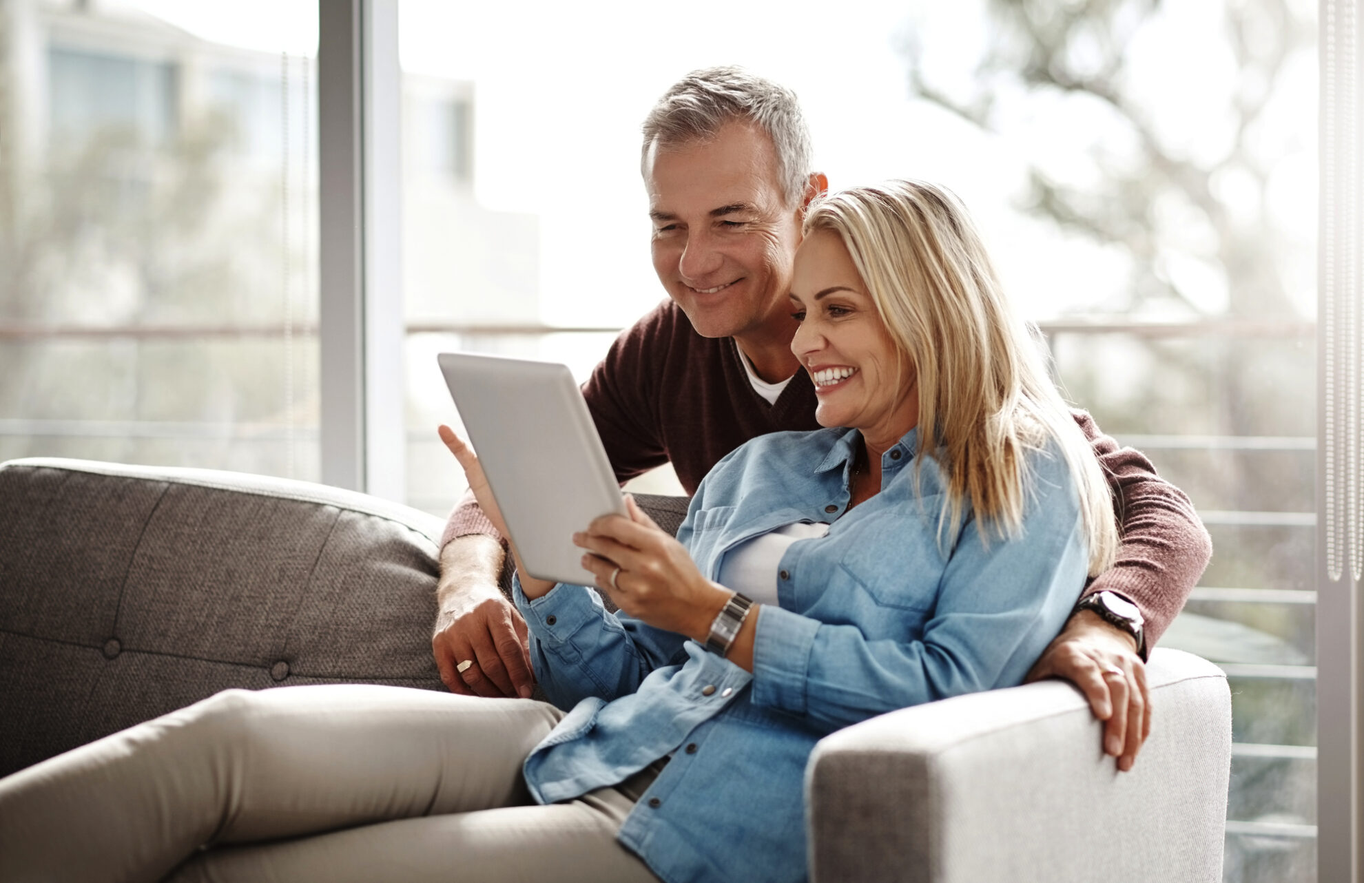 2515995-2442571-V1-P0 - ©T Hinrichsenpeopleimages.com - stock.adobe.com Paar benutzt ein Tablet und sitzen auf dem Sofa