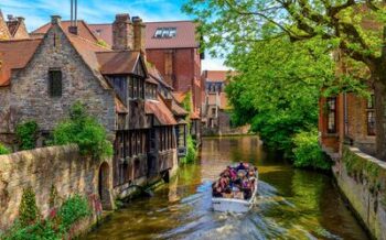 Bruegge Altstadt mit Fluss historische altstadt von Brügge in belgien mit alten gebäuden und einer Gracht