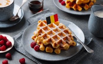 belgische waffel Belgische Waffel mit kleiner Flagge auf Teller mit Himbeeren