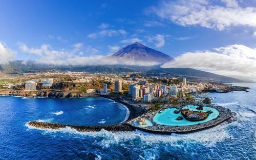 Freizeitpark Lago Martiánez vor dem Vulkan Teide auf Teneriffa - Balate Dorin - stock.adobe.com