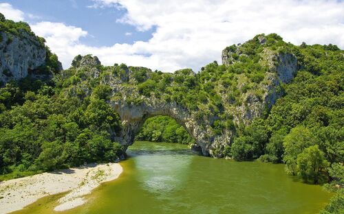Ardéche - Pont d'Arc - © delmo07 - Fotolia