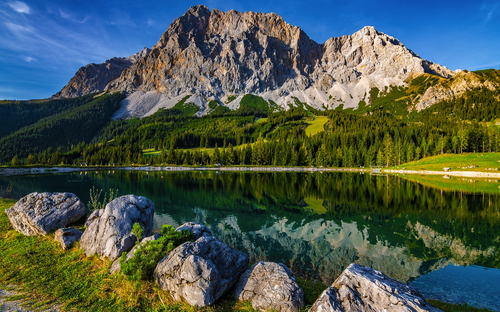 Blick auf die Zugspitze - ©Arthur Palmer - stock.adobe.com