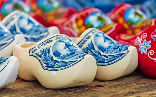 Holländische Holzschuhe - © DutchScenery - stock.adobe.com