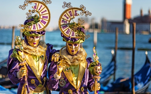 Kunstvolle Karnevalskostüme - © olegveneto - Fotolia