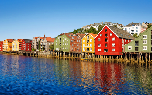 Trondheim - Holzhäuser am Fluss - © RUZANNA ARUTYUNYAN - stock.adobe.com