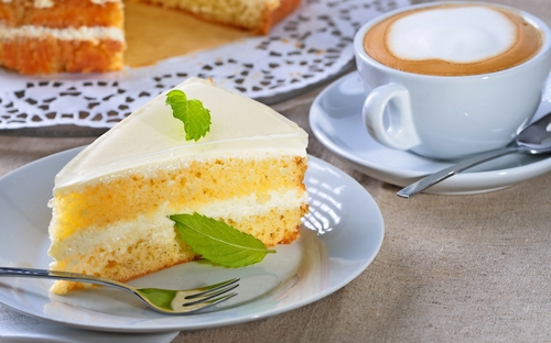 Kaffee & Kuchen im Hotel - © kab-vision - stock.adobe.com