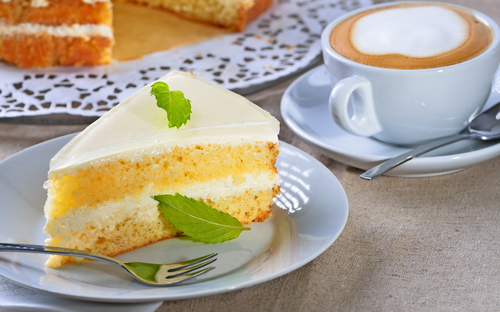 Kaffee & Kuchen im Hotel - © kab-vision - stock.adobe.com