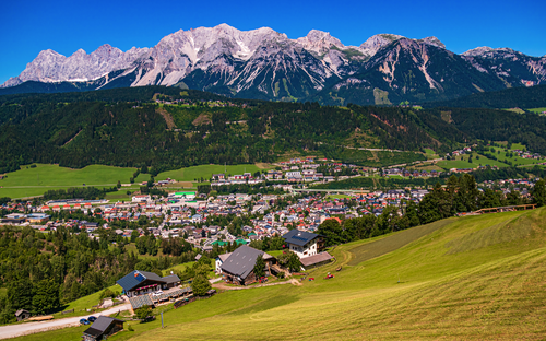 Blick auf Schladming & den Dachsteingipfel - ©Martin Erdniss - stock.adobe.com