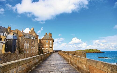 St. Malo - Stadtmauer - © stevanzz - Fotolia