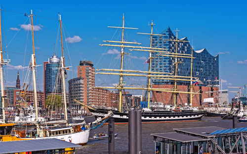 Hamburg - Hafen mit Elbphilharmonie - © Paul Maurice - stock.adobe.com