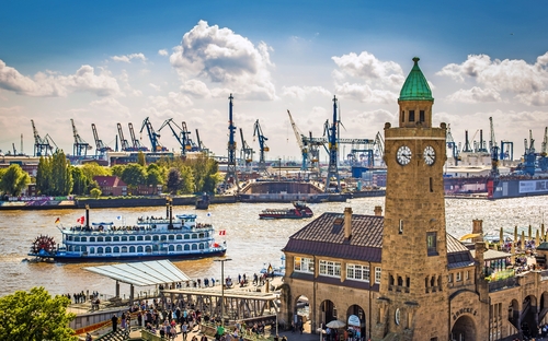 Hamburg - Landungsbrücken - © powell83 - stock.adobe.com