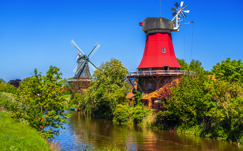 Greetsieler Zwillingsmühlen - © Sina Ettmer - stock.adobe.com