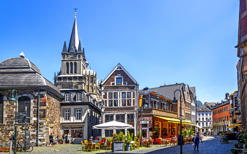 Aachen - Gasse beim Dom - © pure-life-pictures - stock.adobe.com
