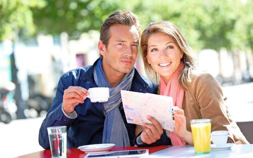 Kaffeepause beim Stadtbummel - © goodluz - Fotolia