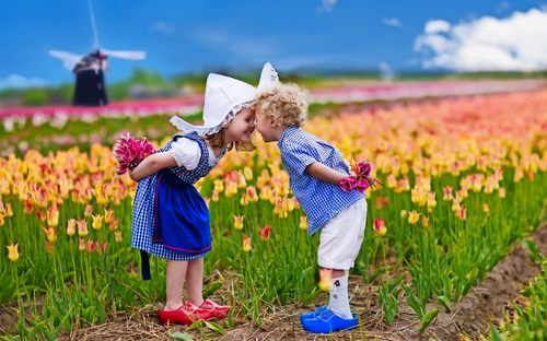 Holland - Kinder im Tulpenfeld - © famveldman - Fotolia