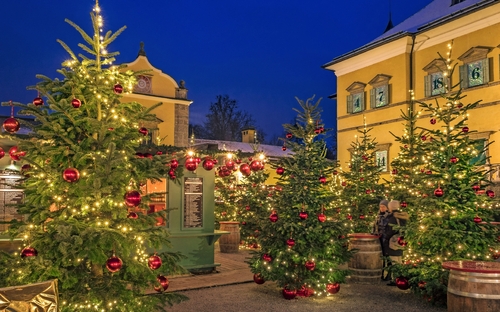 Adventszauber auf Schloss Hellbrunn - © pwmotion - stock.adobe.com