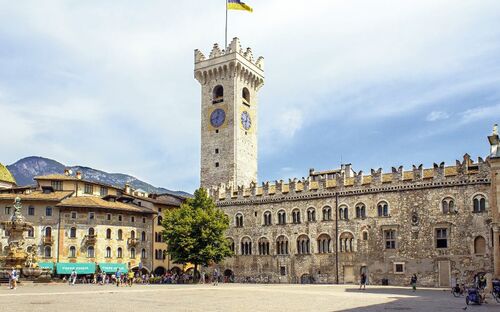 Trient - Piazza del Duomo mit Campanile - © annaamo - Fotolia