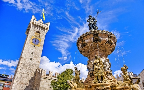 Trient - Neptunbrunnen und Stadtturm - © Luca Lorenzelli - stock.adobe.com