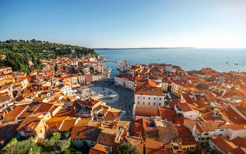 Piran - Blick auf den Marktplatz - iStock - 579433690