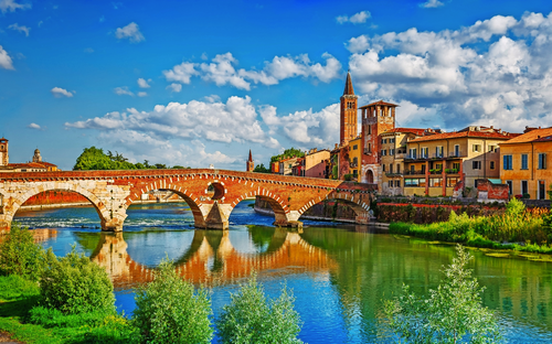 Verona - Brücke Ponte Pietra - © Yasonya - stock.adobe.com
