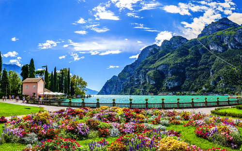 Blick auf den Gardasee - © fottoo - stock.adobe.com