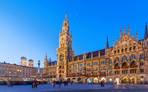 Neues Rathaus und Frauenkirche am Marienplatz in München, Deutschland - © gnoparus - stock.adobe.com