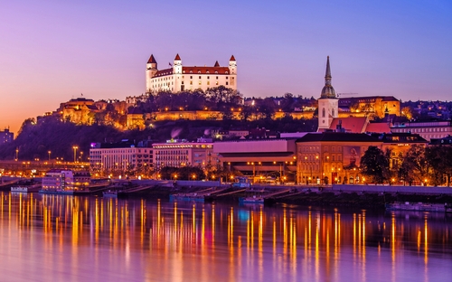 Bratislava - Nachtansicht - © denisveselyxx - stock.adobe.com