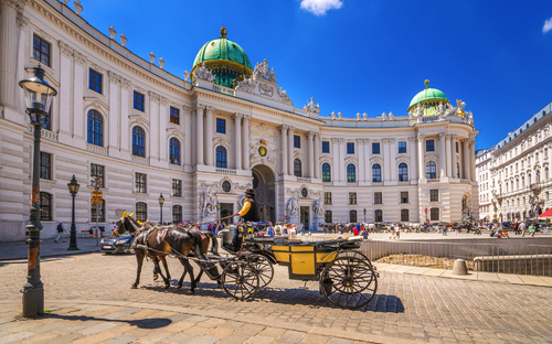 Wien - Fiaker vor der Alten Hofburg - © Sina Ettmer - stock.adobe.com