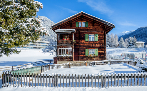 Holzchalet - ©borisbelenky - stock.adobe.com