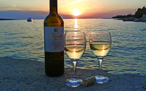 Sonnenuntergang bei einem Glas Wein - ©riva