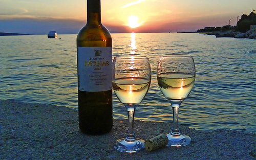 Sonnenuntergang bei einem Glas Wein - ©riva