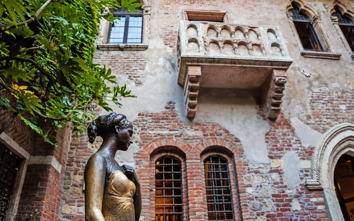 Verona - Balkon der Julia - © alesinya7 - stock.adobe.com