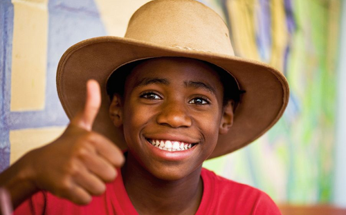 Junge, Daumen hoch - © Claudia Paulussen - Fotolia