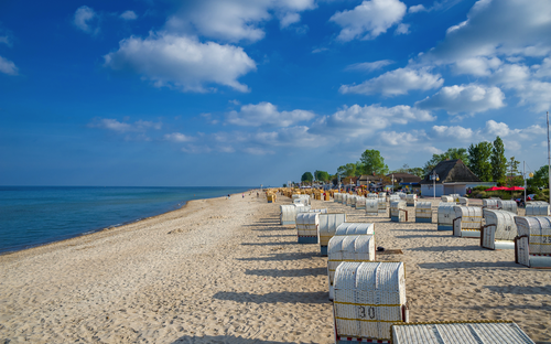 Strand und Strandkörbe - © Jürgen Wackenhut - stock.adobe.com