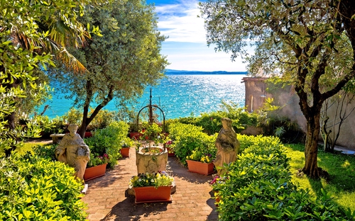 Blick auf den Gardasee - © xbrchx - stock.adobe.com