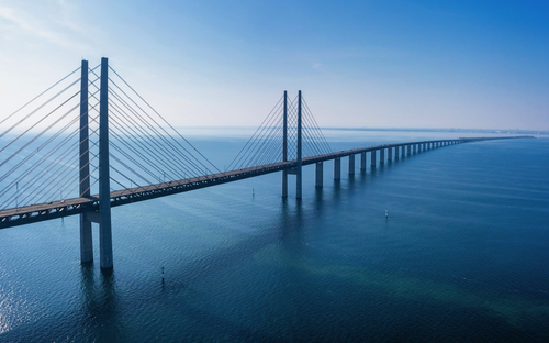 Panoramablick auf die Öresundbrücke bei Sonnenuntergang über der Ostsee - © ingusk - stock.adobe.com