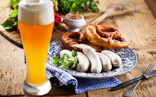 typisch Oktoberfest: Weißwurst mit Brezel und Bier - ©karepa - stock.adobe.com
