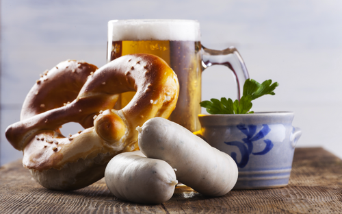 Bayerische Weißwurst mit Bretzel und Bier - ©Bernd Jürgens - stock.adobe.com