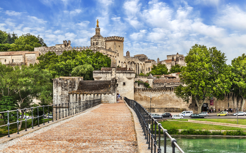 Avignon - Brücke und Papstpalast - © olga demchishina - stock.adobe.com