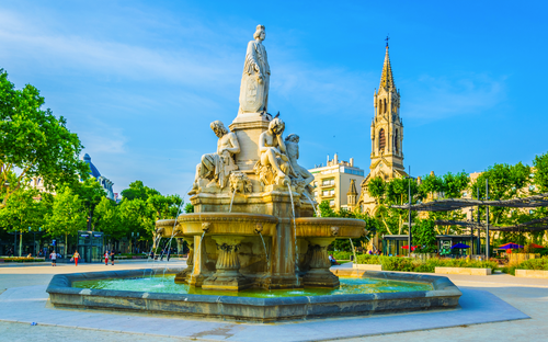 Nîmes - Kirche und Brunnen - © dudlajzov - stock.adobe.com