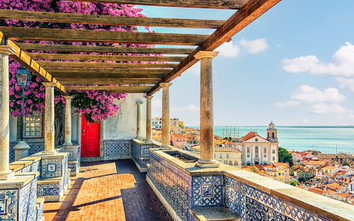 Lissabon - Blick über die Altstadt Alfama - © neirfy / Adobe Stock