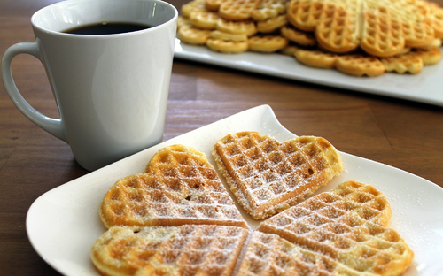 Waffeln mit Puderzucker - ©quipu - stock.adobe.com