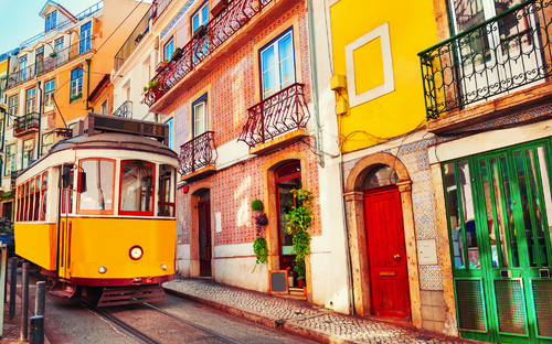 Historische Straßenbahn in Lissabon - © Olga Gavrilova/Shutterstock.com