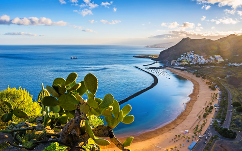 Playa de Las Teresitas mit malerischem Dorf San Andrés auf Teneriffa - © olenatur - stock.adobe.com