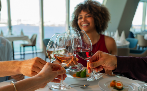Genussvolle Momente in bester Gesellschaft – Urlaub, wie er schmeckt - © TUI Cruises