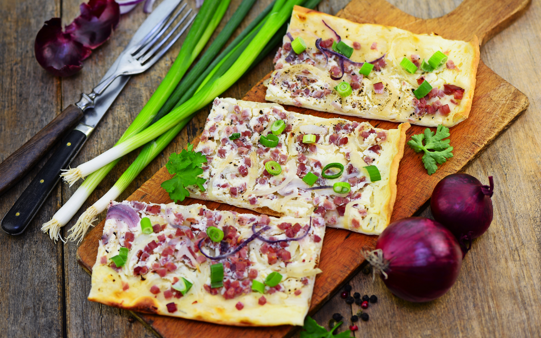 Flammkuchen Speck Schinken - © photocrew - stock.adobe.com