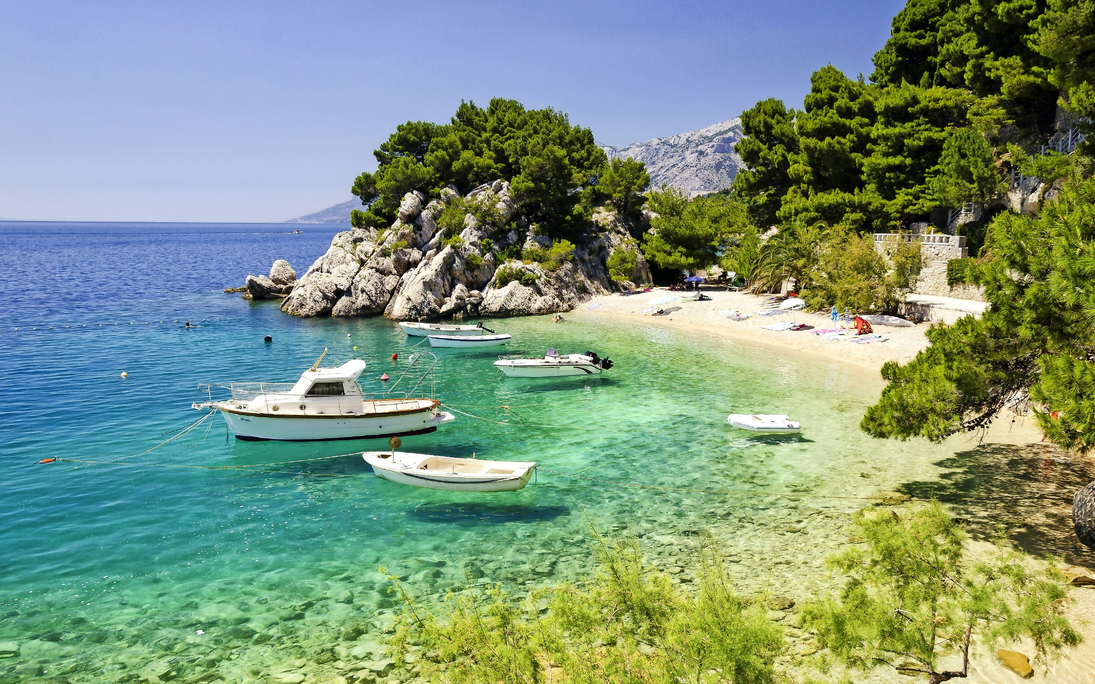 Strand in Brela an der Makarska Riviera, Dalmatien, Kroatien - © lukaszimilena - Fotolia