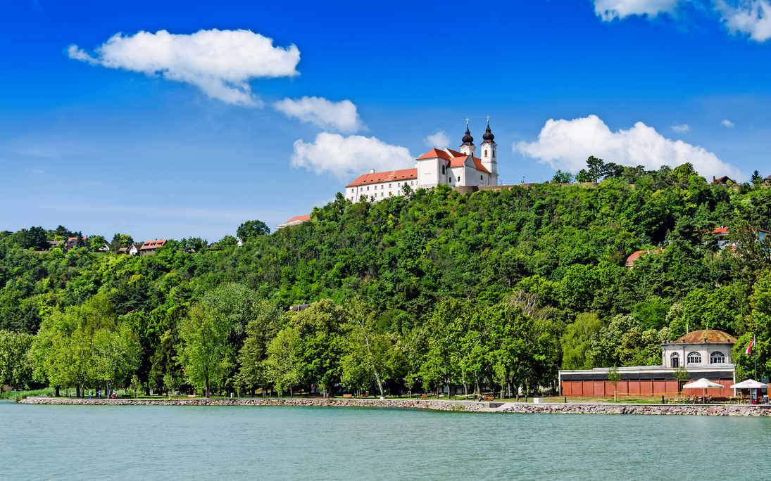Blick zur Benediktinerabtei in Tihany, Ungarn - © klagyivik - Fotolia