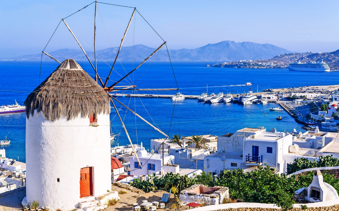 Blick auf Mykonos und die berühmte Windmühle von oben, Insel Mykonos, Kykladen, Griechenland - © aetherial - stock.adobe.com