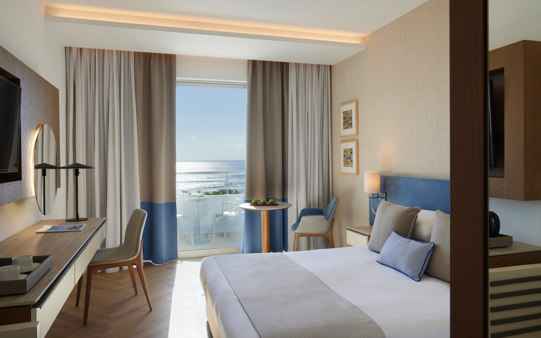 Mediterranean Beach Hotel - Clouds Bar
